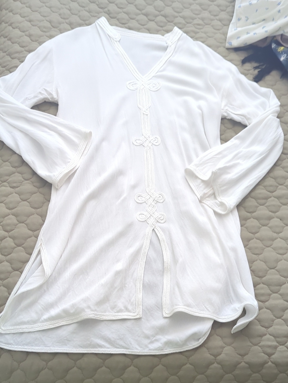 White Women's Long-Sleeve V-Neck Tunic Top